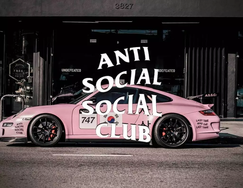 Um carro rosa com a logo da marca Anti Social Social Club