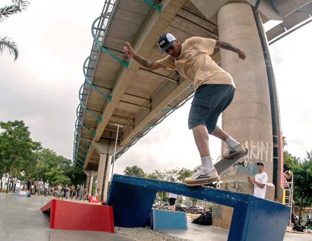 Skatista executando suas manobras de skate em pista