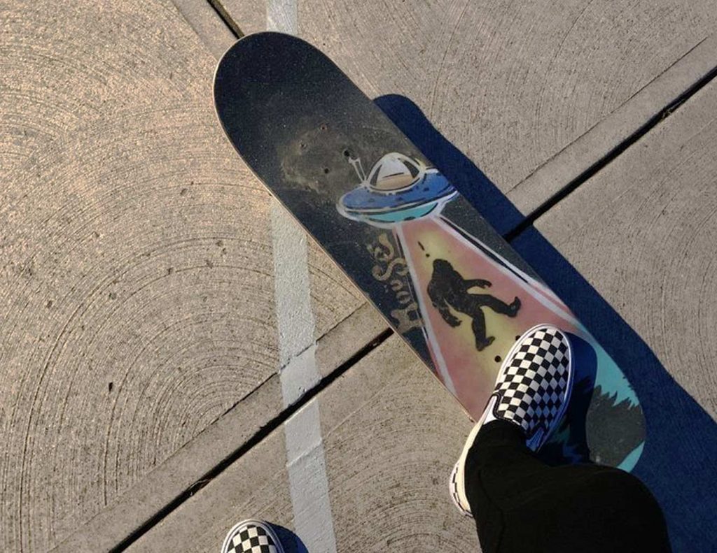 Foto de cima de um skate com a lixa instalada