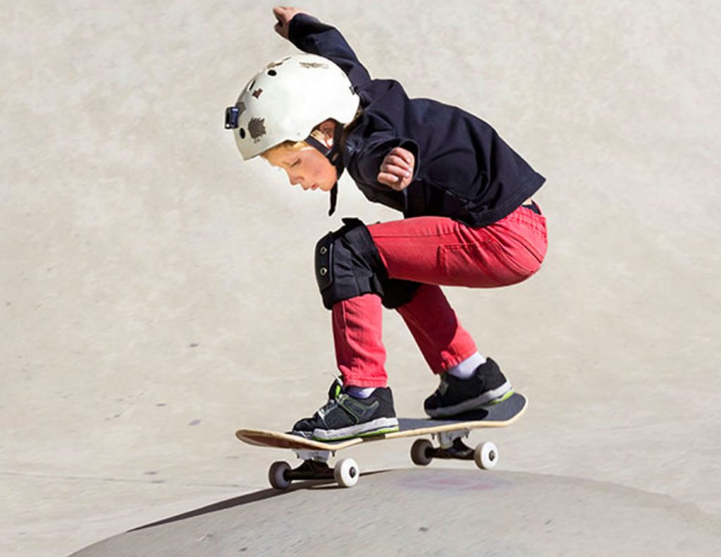 Dicas sobre skate para iniciantes 4 Menino praticando andar de skate