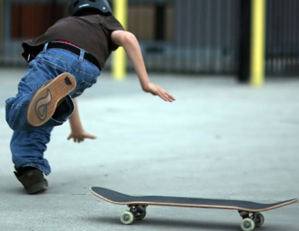 Dicas sobre skate para iniciantes 3 Menino iniciante no skate tendo sua primeira queda